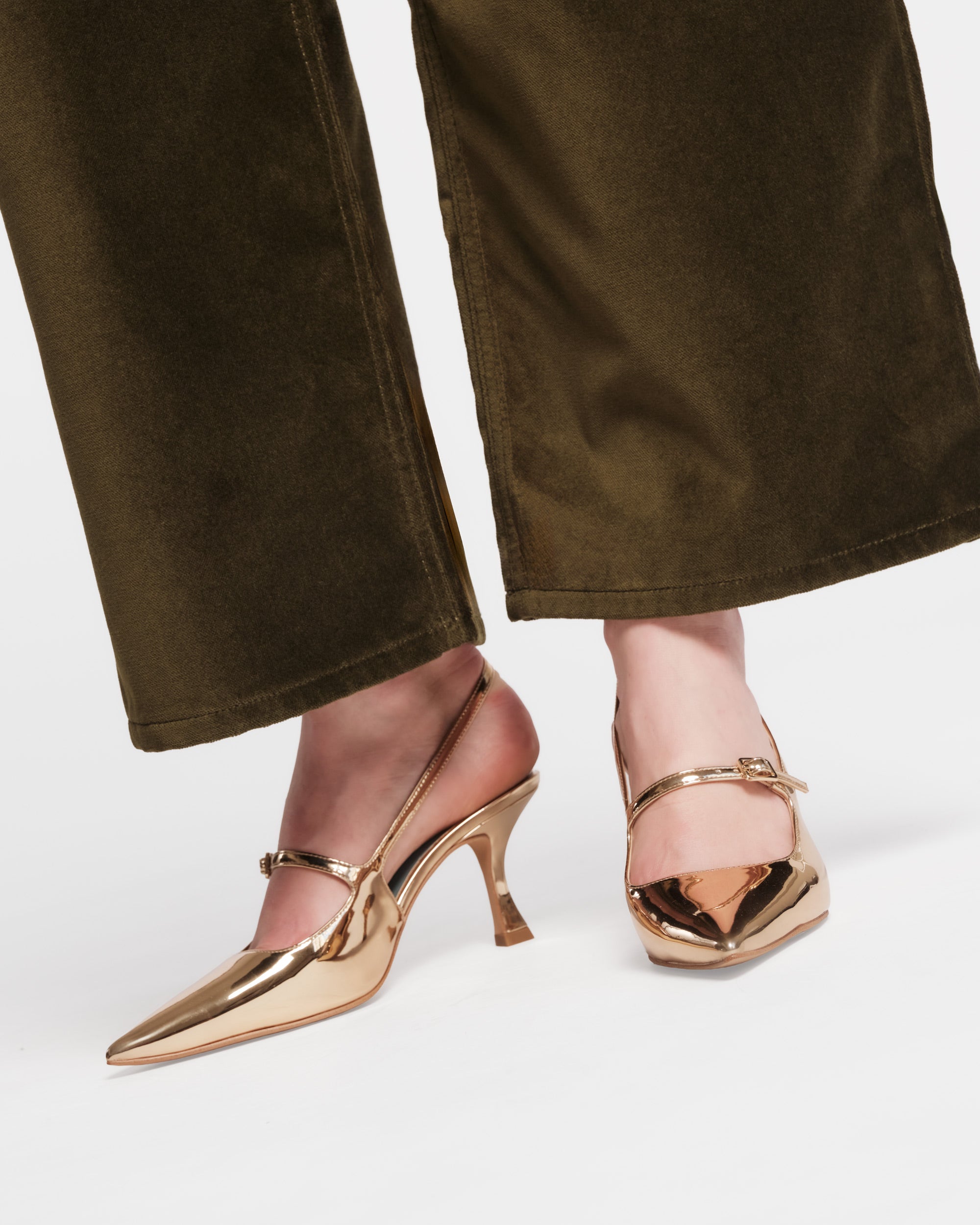 momoko.k  ロジェヴィヴィエ パンプス エナメル ゴールド金具 momoko.k ロジェヴィヴィエ パンプス エナメル ゴールド金具 ロジェ